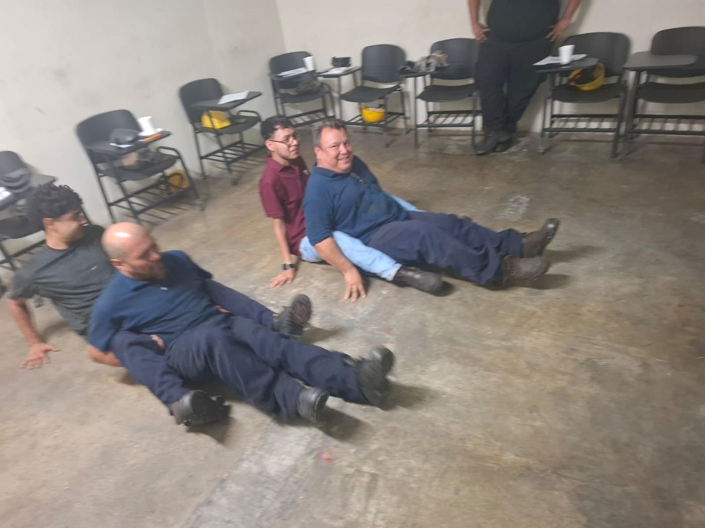 Práctica de arrastre de lesionado en el piso