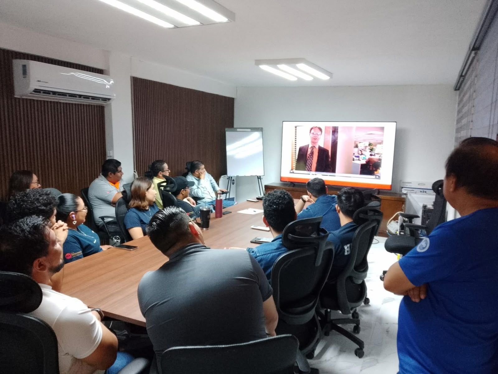 Capacitación teórica en sala de juntas