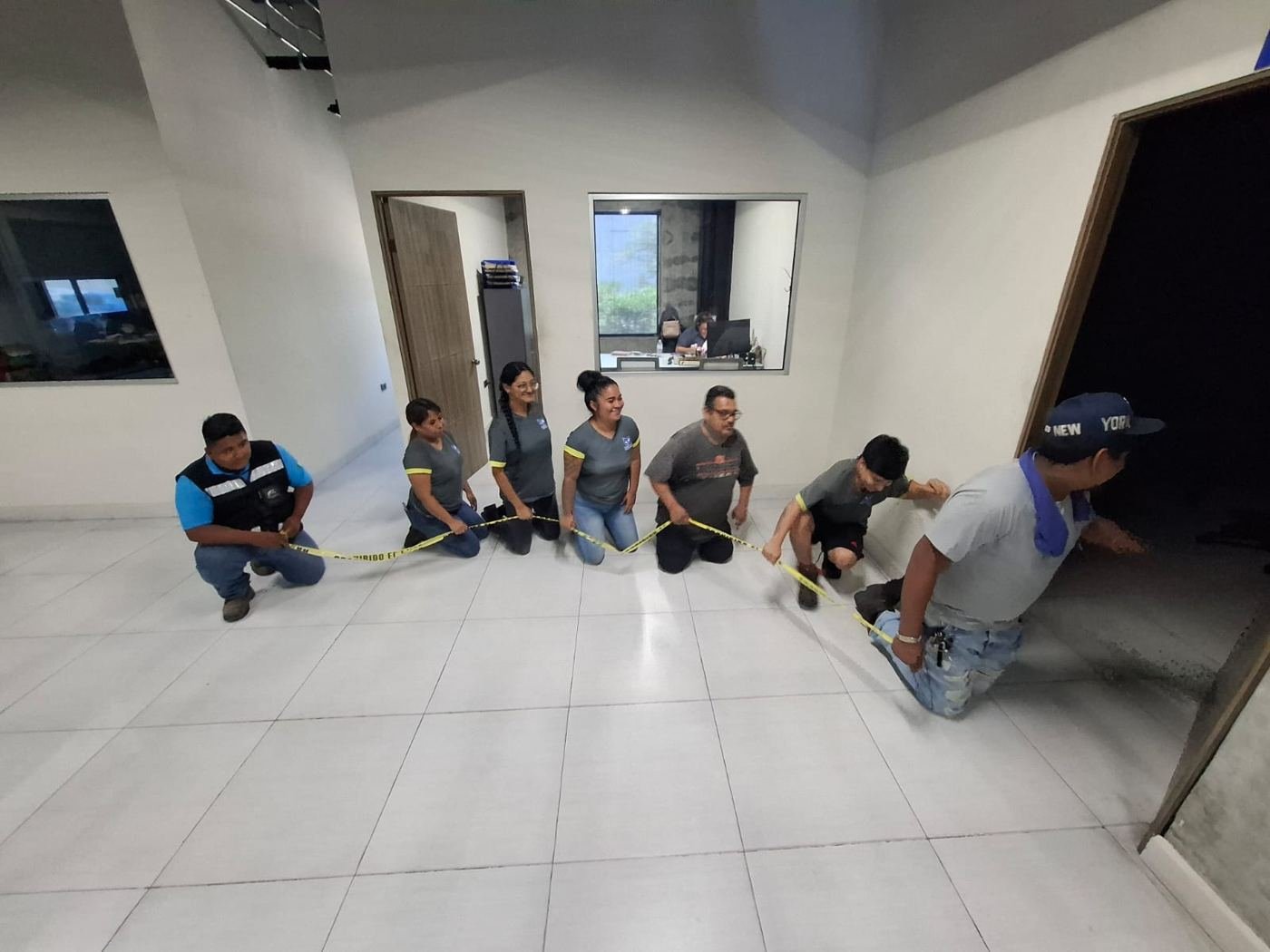 Grupo desplazándose a gatas en simulacro de humo