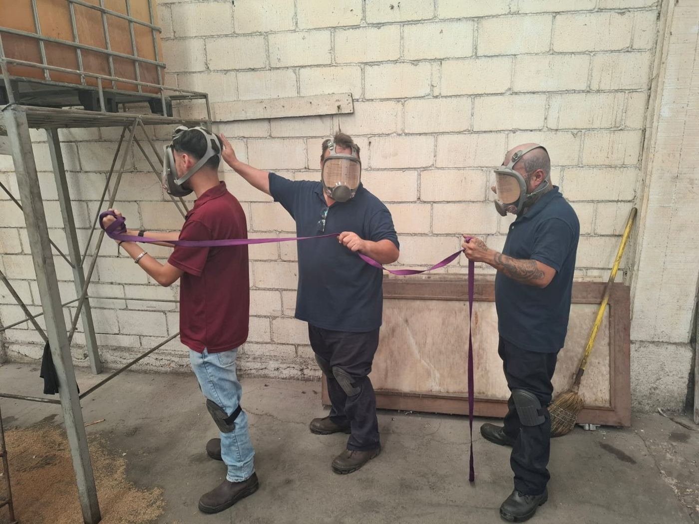 Participantes con máscara de respiración siguiendo una línea guía