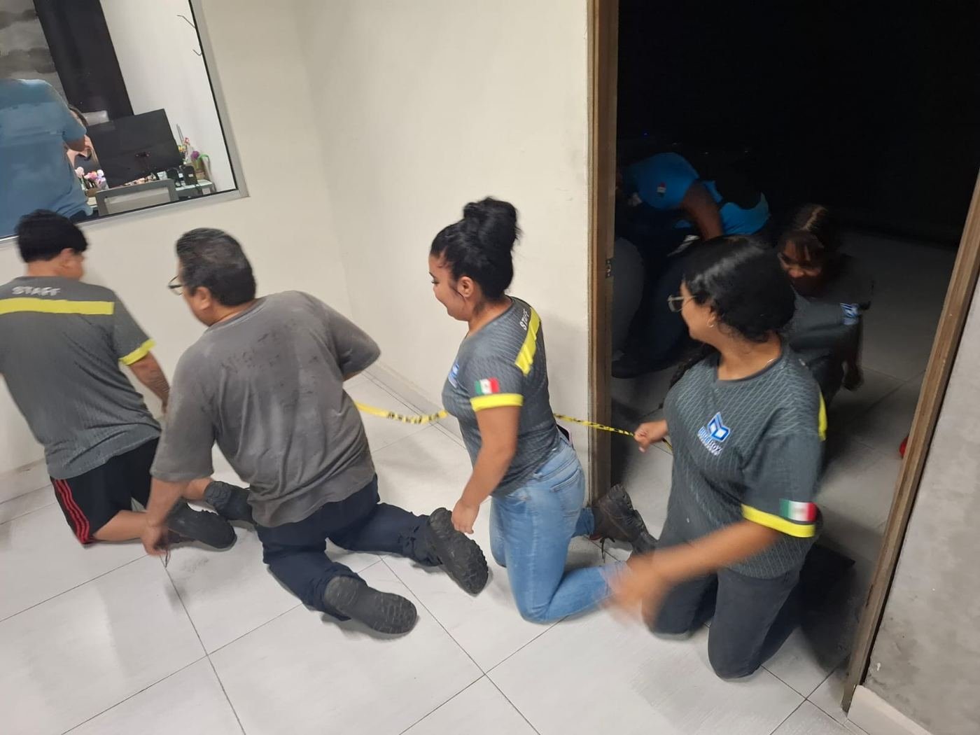 Brigadistas evacuando a gatas siguiendo una cuerda guía