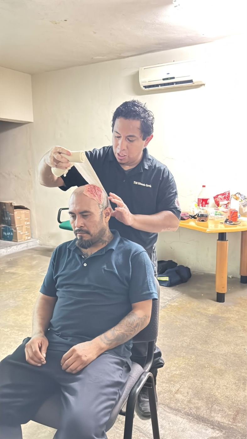 Instructor colocando collarín cervical a un participante