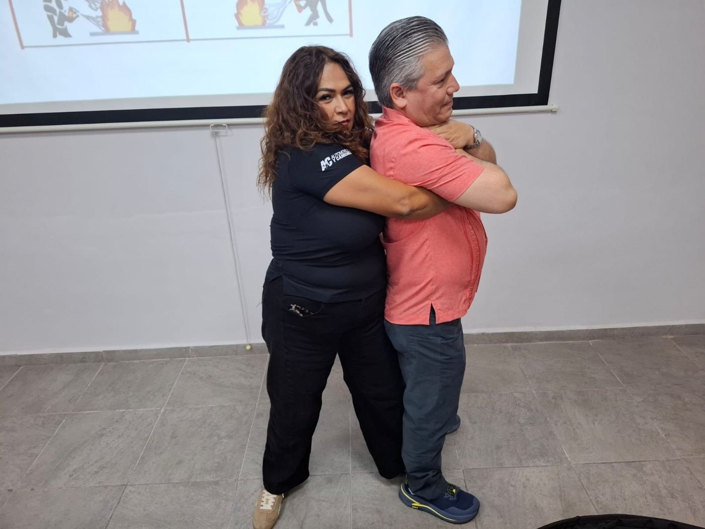 Práctica de maniobra de Heimlich entre dos participantes