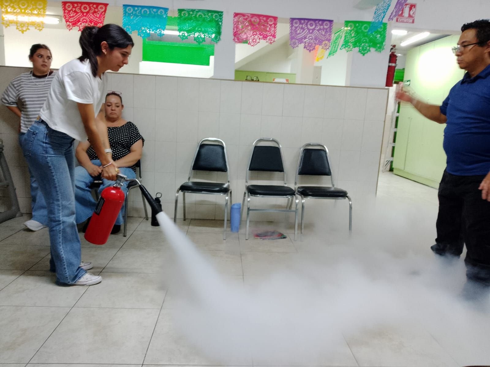 Participante practicando con un extintor de CO2 durante una capacitación