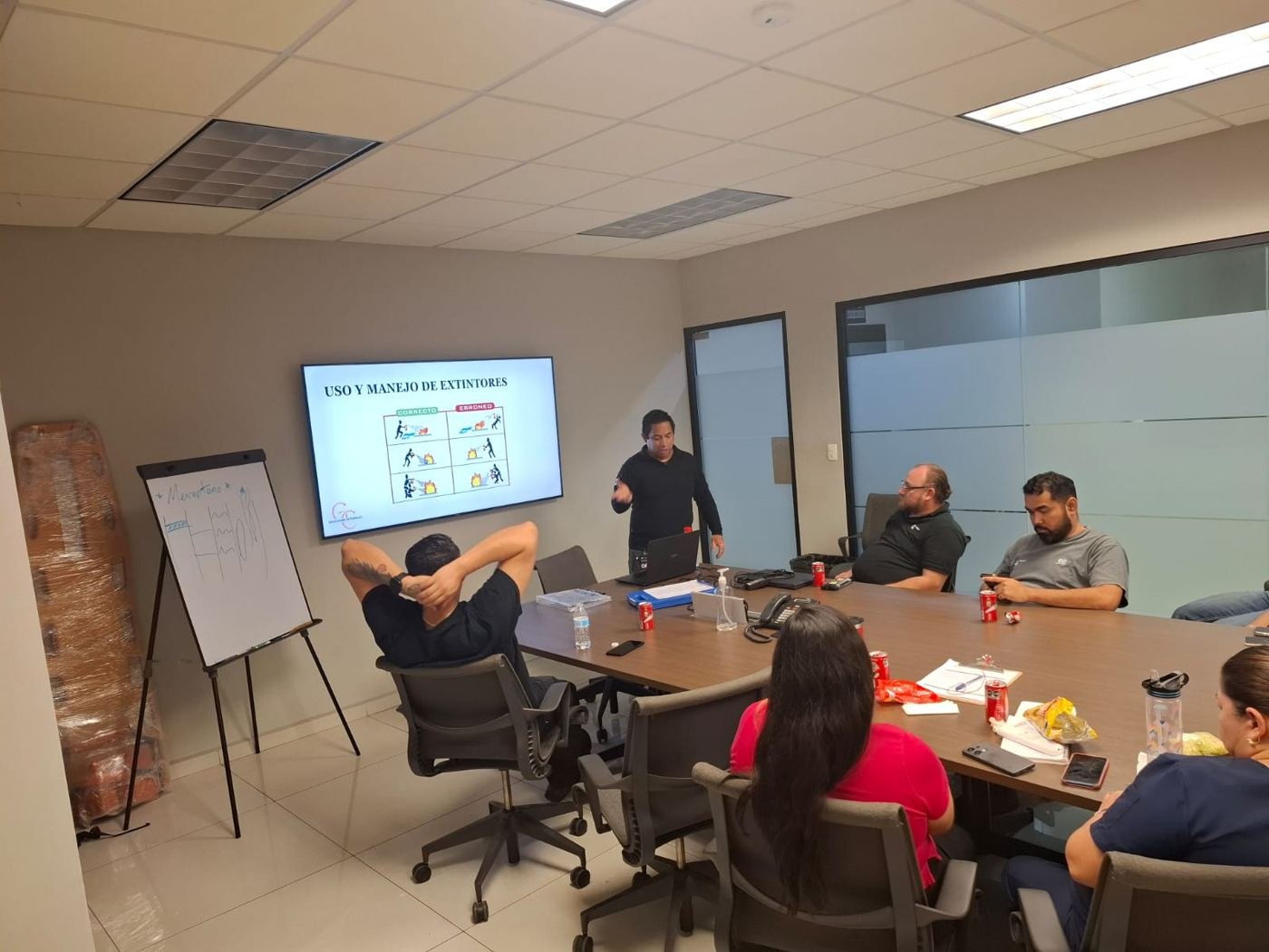 Instructor dando clase teórica en sala de capacitación